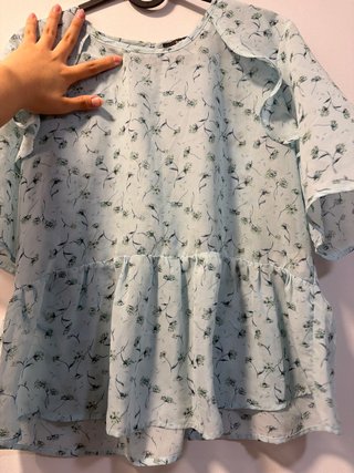 Blusa floral transparente azul y verde