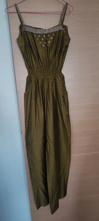Mono verde con pedrería