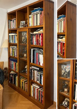 Estantería de madera con puertas de cristal