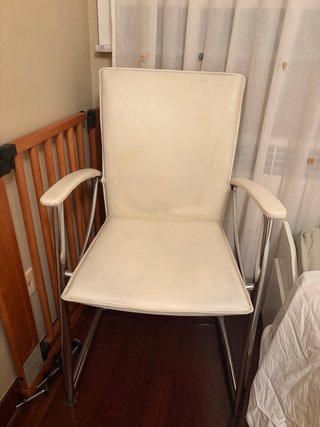 Silla de piel blanca con estructura metálica