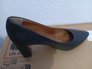 Zapatos de de piel, tacon negros.