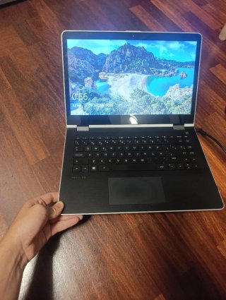 Portátil HP Pavilion x360 en color plata.