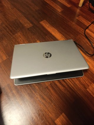 Portátil HP Pavilion x360 en color plata.