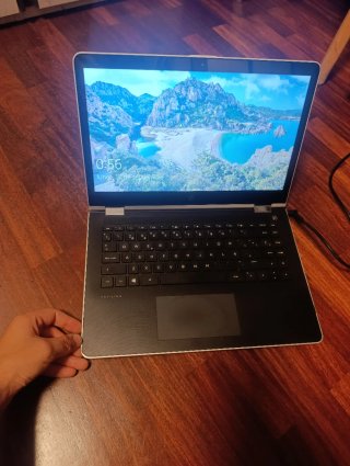 Portátil HP Pavilion x360 en color plata.