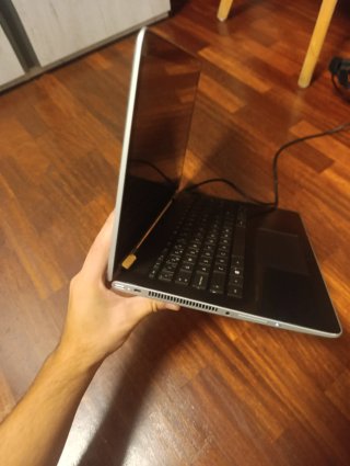 Portátil HP Pavilion x360 en color plata.