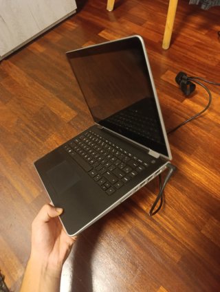 Portátil HP Pavilion x360 en color plata.