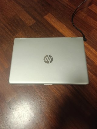 Portátil HP Pavilion x360 en color plata.