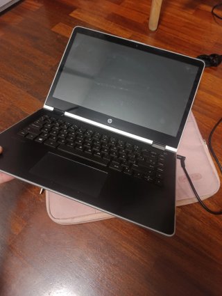 Portátil HP Pavilion x360 en color plata.