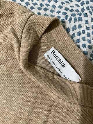 Top Bershka beige manga larga