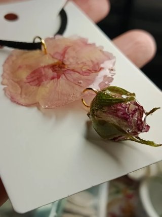 Colgante flor sakura y capullo rosa