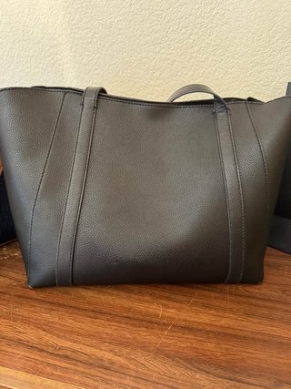 Cartera Guess Negra con detalles dorados