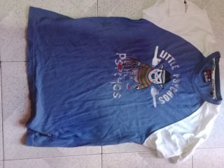 Camisa blanca con rayas negras