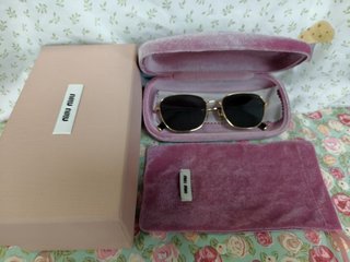 Gafas de sol Miu Miu doradas y negras