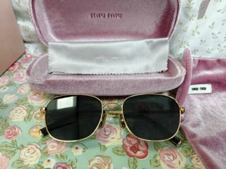 Gafas de sol Miu Miu doradas y negras