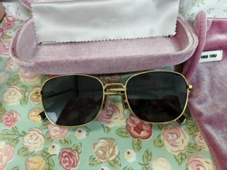 Gafas de sol Miu Miu doradas y negras