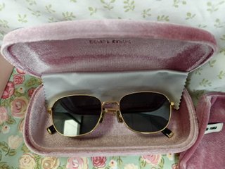 Gafas de sol Miu Miu doradas y negras