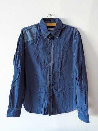 Camisa azul de manga larga