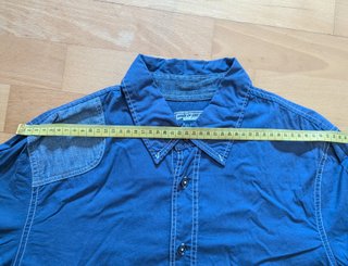 Camisa azul de manga larga