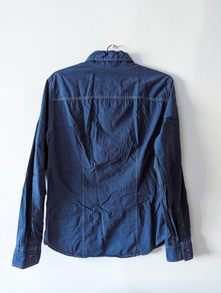 Camisa azul de manga larga