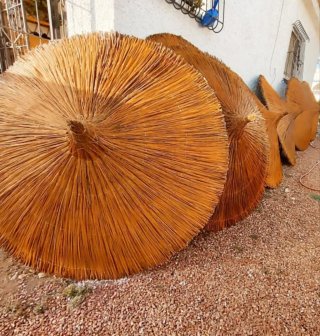 Sombrillas y pérgolas de mimbre hechas a mano