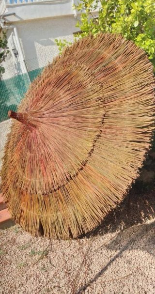 Sombrillas y pérgolas de mimbre hechas a mano