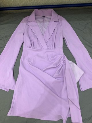 Vestido lila cruzado con volantes