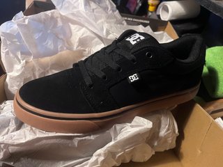 Zapatillas DC Negras Suela Marrón