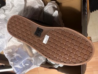 Zapatillas DC Negras Suela Marrón