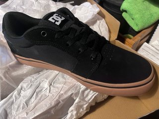 Zapatillas DC Negras Suela Marrón