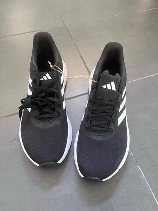 Zapatillas Adidas Negras y Blancas