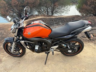 Yamaha FZ6 Naked Naranja y Negra