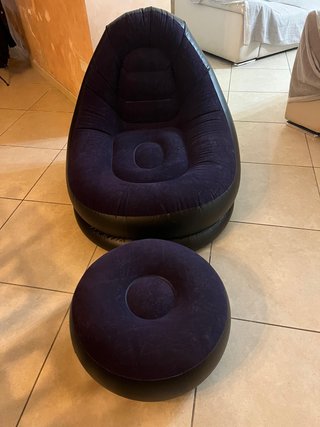 Poltrona gonfiabile con pouf