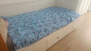 Cama infantil con cajones , mesita y armario