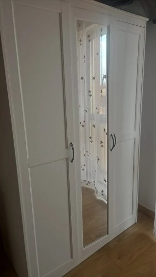 Cama infantil con cajones , mesita y armario