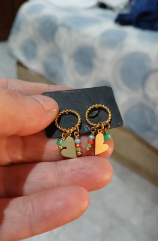 Pendientes dorados con corazones y abalorios