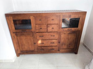 Mueble de madera maciza con puertas y cajones