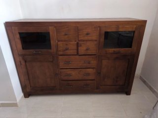 Mueble de madera maciza con puertas y cajones