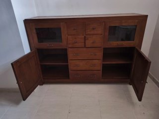 Mueble de madera maciza con puertas y cajones