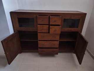 Mueble de madera maciza con puertas y cajones