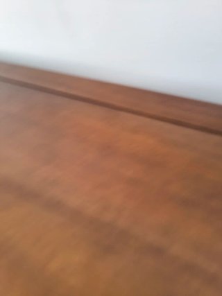 Mueble de madera maciza con puertas y cajones