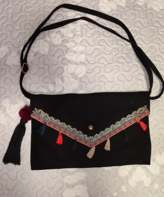 Bolso negro con adornos étnicos