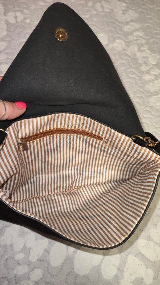 Bolso negro con adornos étnicos