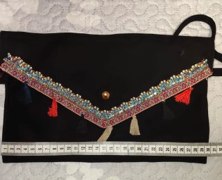 Bolso negro con adornos étnicos