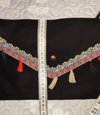 Bolso negro con adornos étnicos