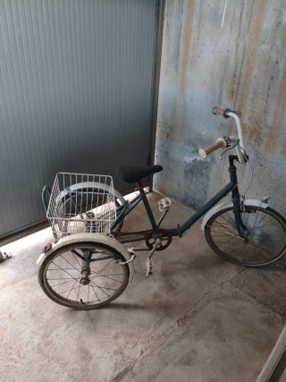 Triciclo vintage con cesta