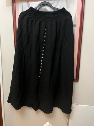 Falda larga negra con botones