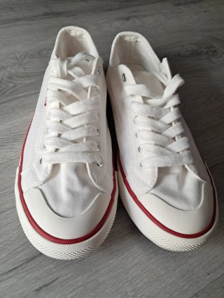 Zapatillas blancas con detalles rojos