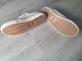 Zapatillas blancas con detalles rojos