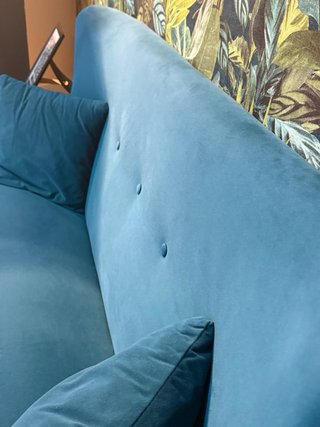 Sofá azul Maison du Monde de terciopelo