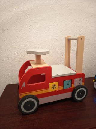 Correpasillos madera camión bomberos